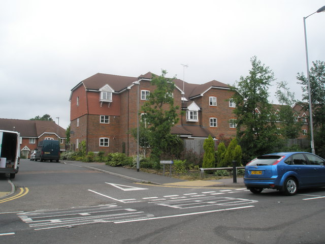 File:Flats in Royal Huts Avenue - geograph.org.uk - 819225.jpg