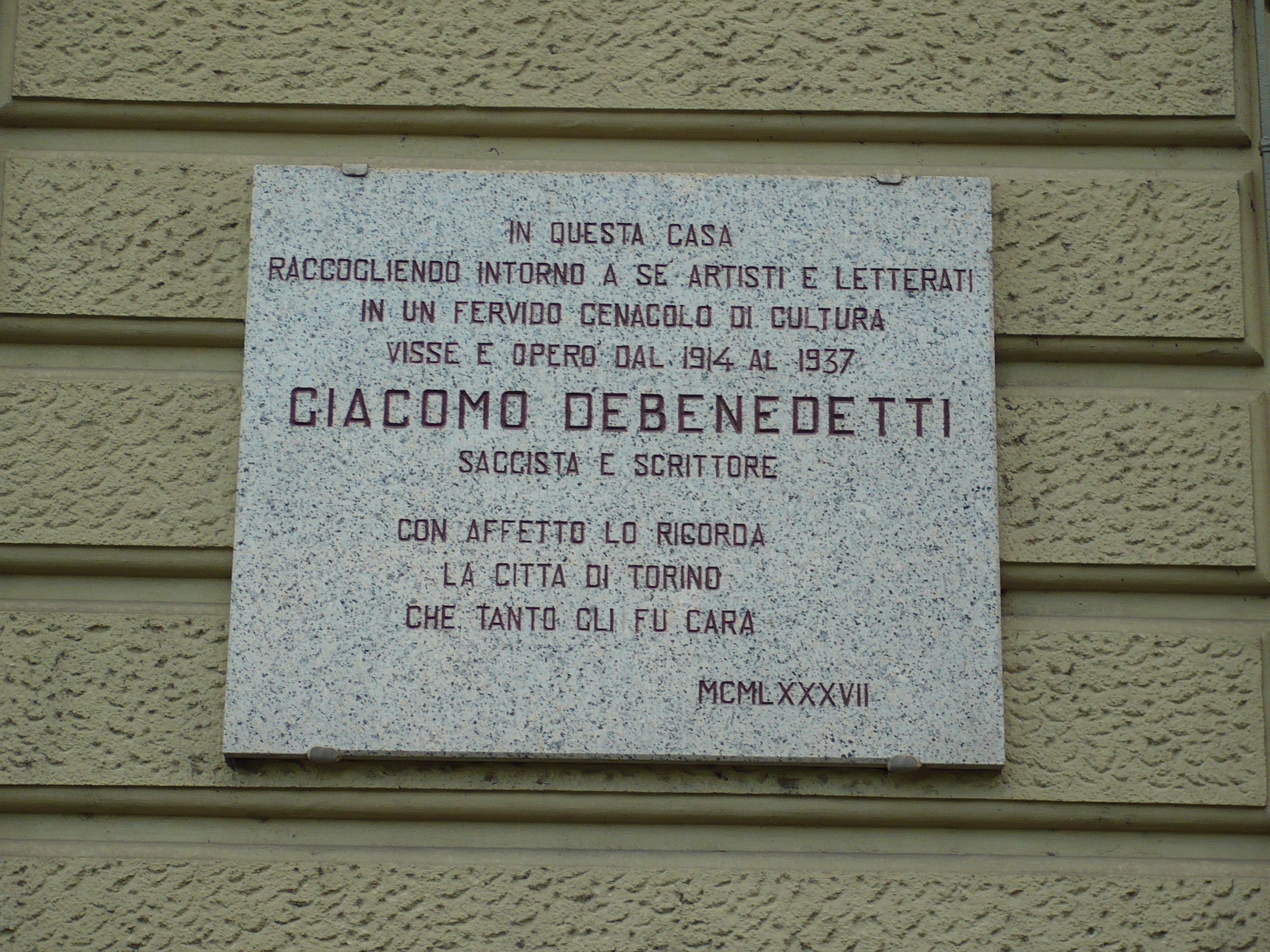 Gedenkstein zu Ehren Debendettis, der 1987 am Corso San Maurizio 52 in Turin angebracht wurde