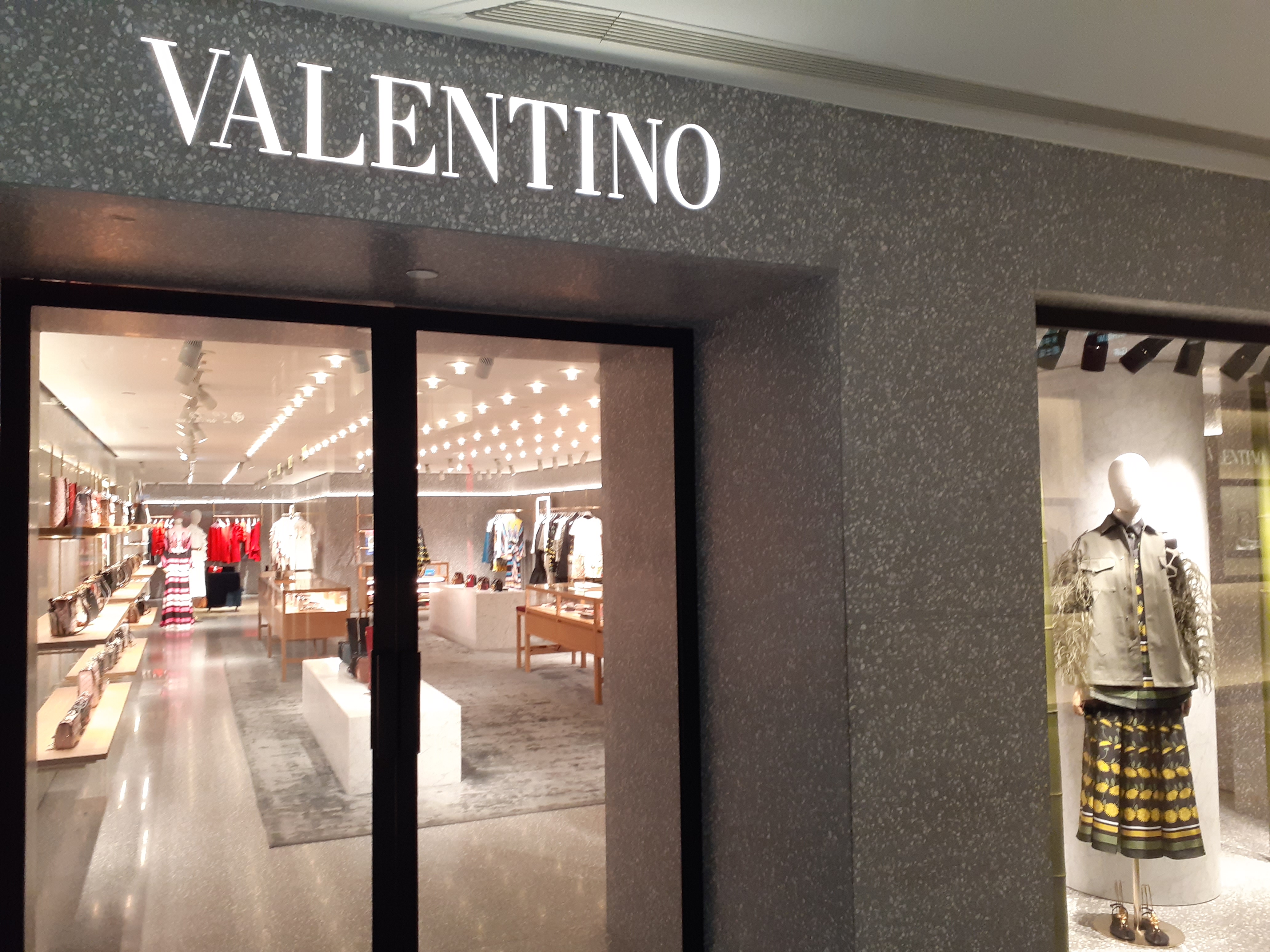 File:HK 中環 Central 置地廣場 Landmark Artium mall shop Valentino clothing January SS2 01.jpg Commons
