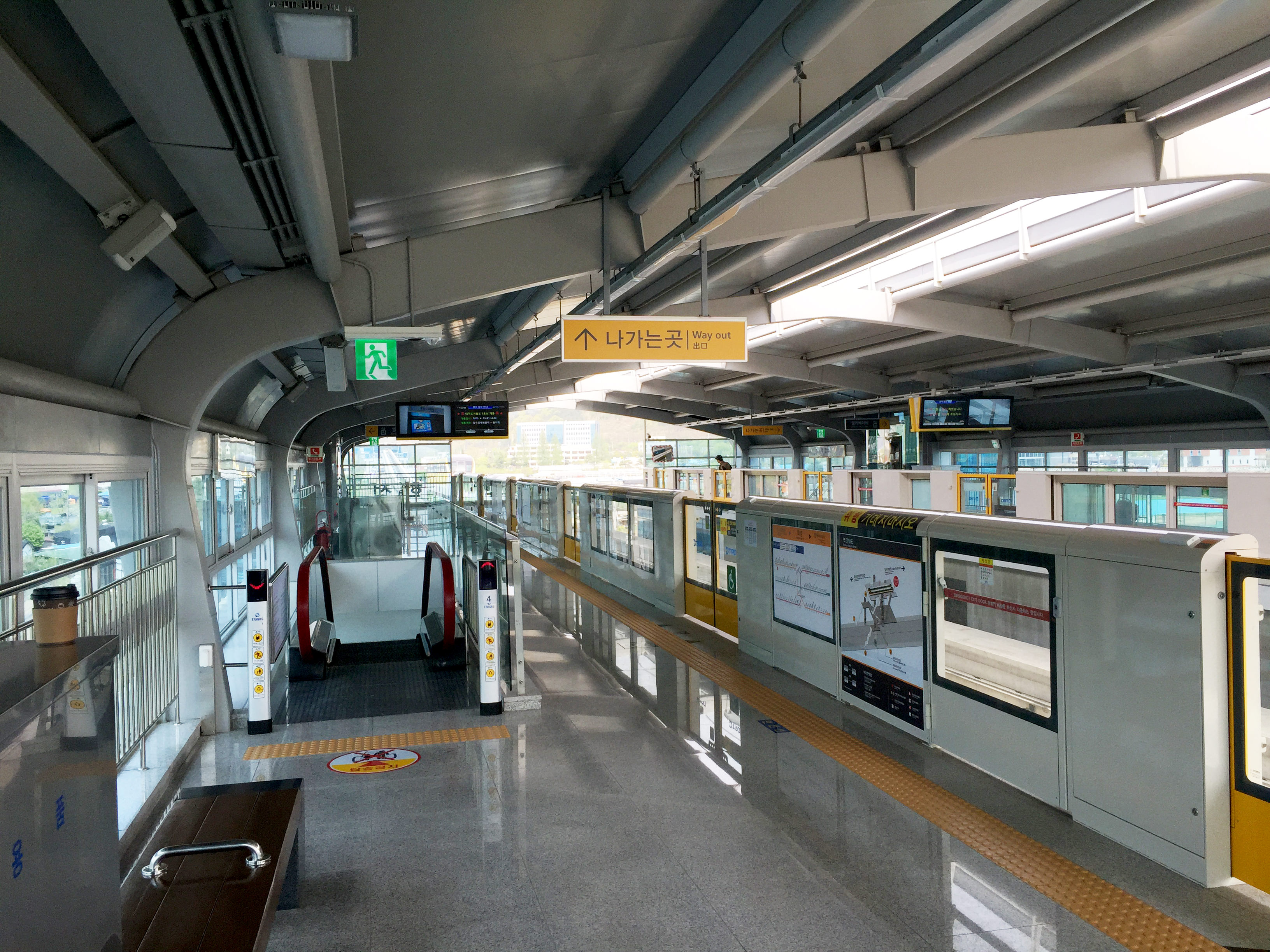 Hakjeong Station 20150424 124834.jpg