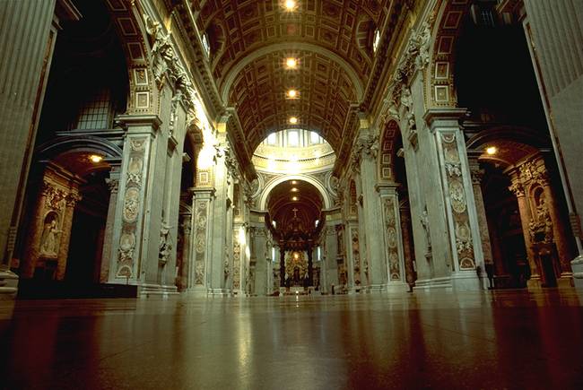 File:Inside of the Basilica di San Pietro.jpg