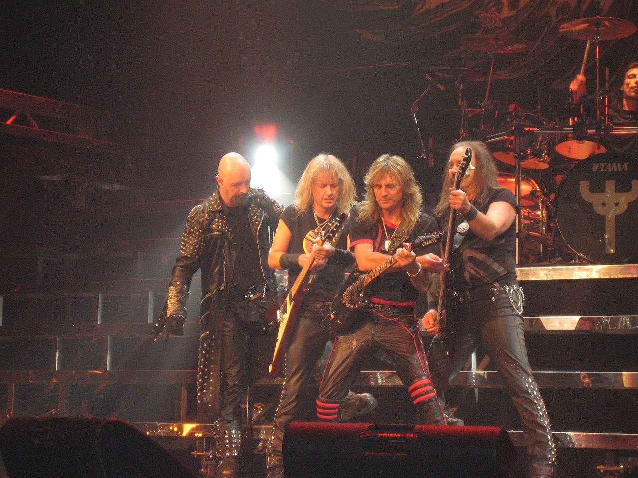 Judas Priest 2005/v.&nbsp;l.&nbsp;n.&nbsp;r.: Rob Halford, K.K. Downing, Glenn Tipton, Ian Hill und Scott Travis (nicht ganz auf dem Bild)