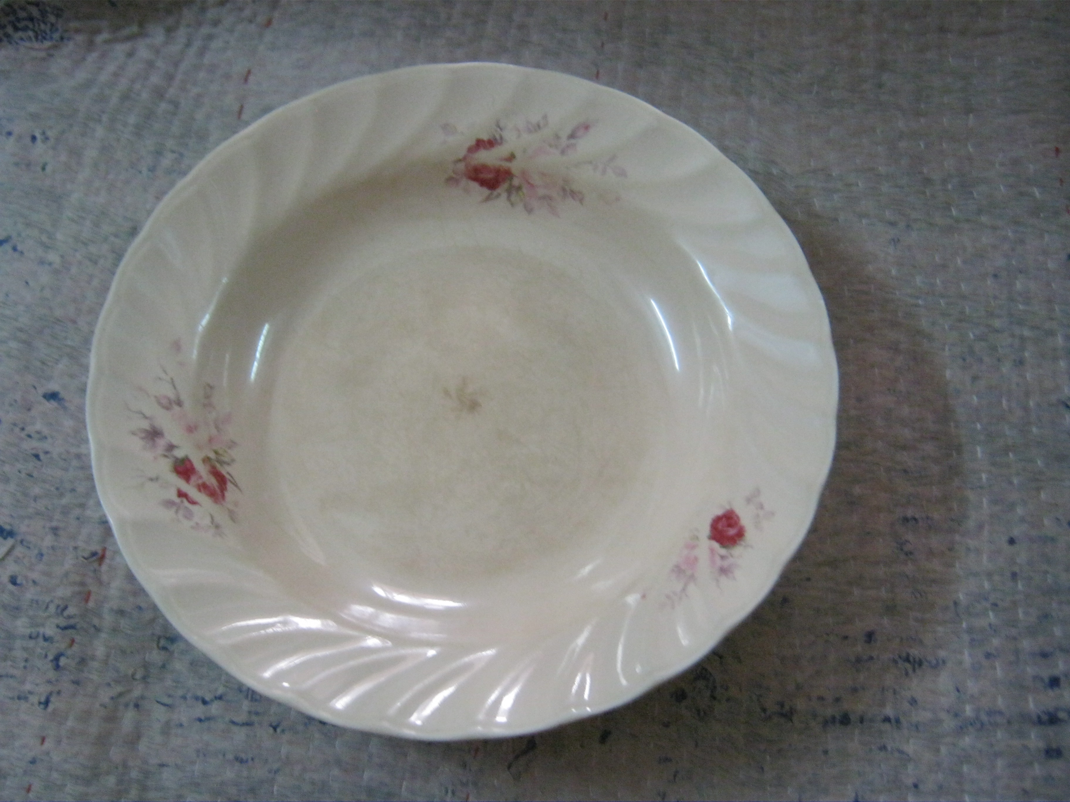 https://upload.wikimedia.org/wikipedia/commons/d/d3/Kitchenware_China_Mud_Plate_Rezowan.JPG