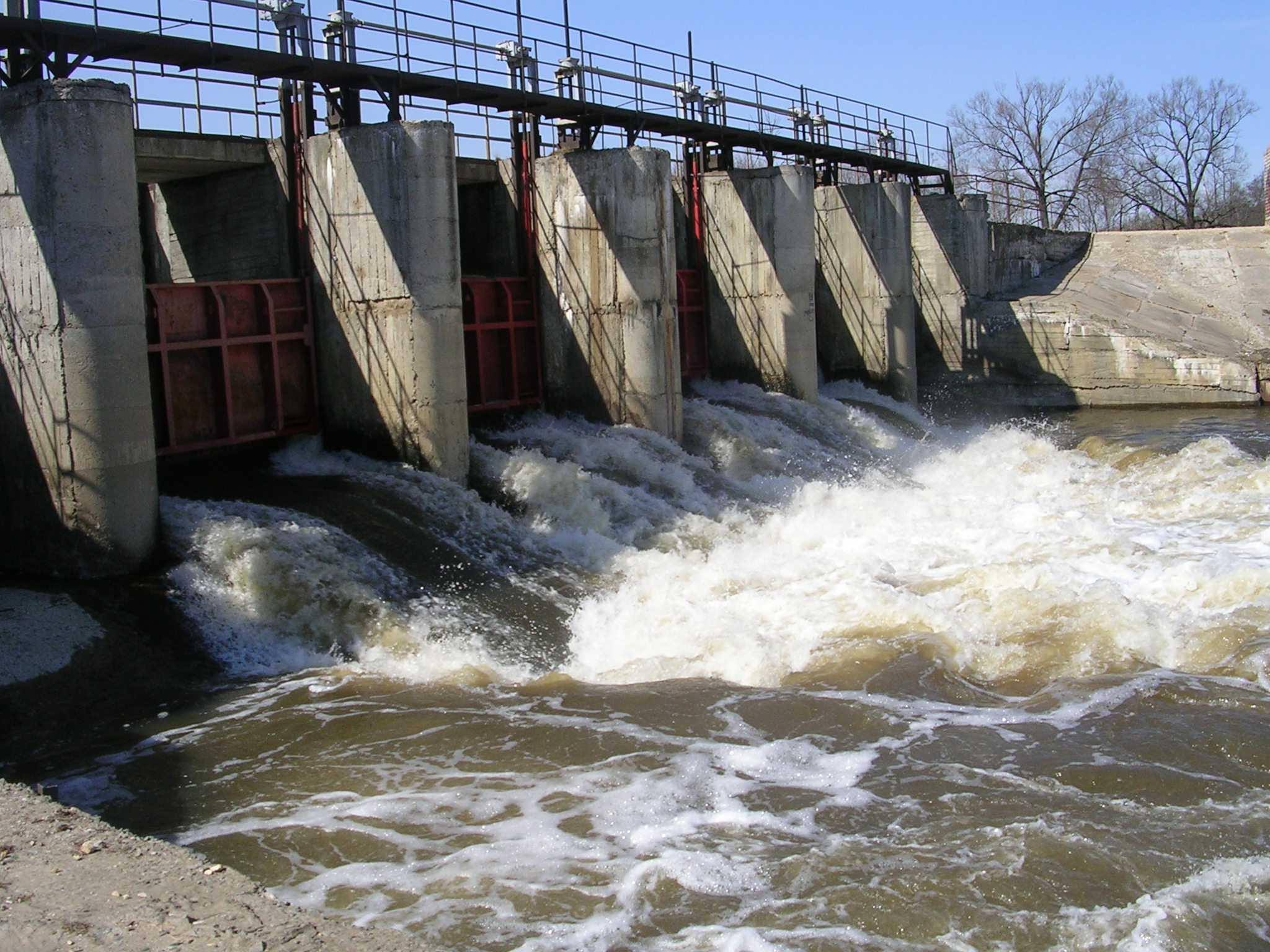 Плотина во время паводков пропускает. Водоподпорные гидротехнические сооружения. Гидротехника дамба плотина ГЭС. Плотины Тамбовской области. Дамба это гидротехническое сооружение.