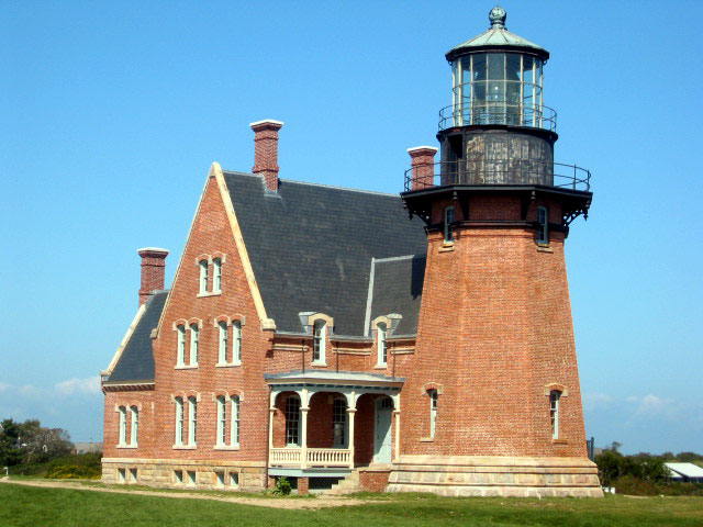 File:Lighthouse on Block Island, RI 02.jpg