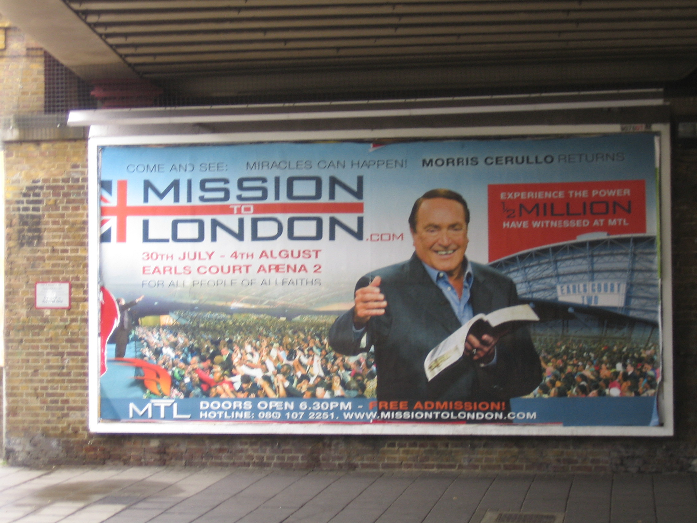 Cartaz de uma cruzada de Morris Cerullo em Londres.