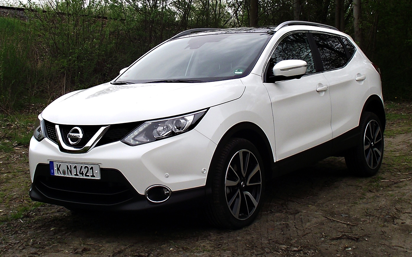 Nissan Qashqai 1.6 dCi ALL-MODE 4x4i Tekna Qab-Pearl-White-Metallic Vorderansicht Bahndamm (cropped).jpg