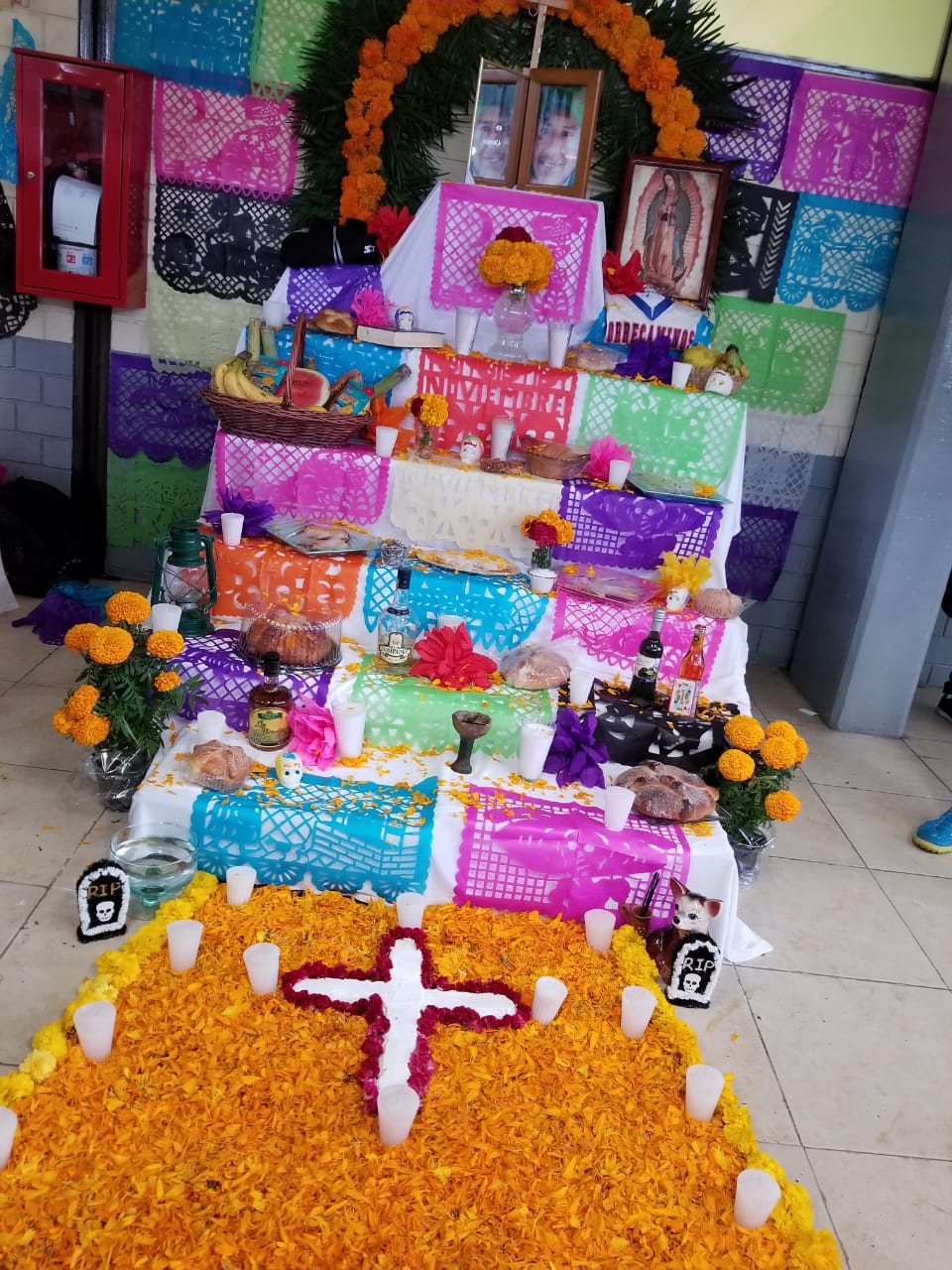 File:Ofrenda del dia de muertos (altar de muertos).jpg - Wikimedia Commons