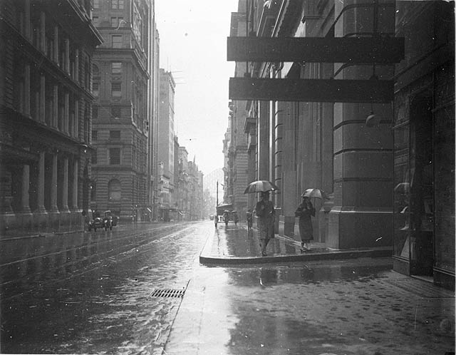 File:Pitt Street (Sydney) on rainy day, c.1933 - by Sam Hood (3294687758).jpg