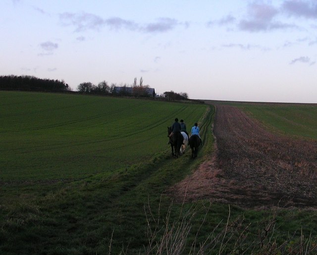 File:Tally Ho to Gunner Hall - geograph.org.uk - 336033.jpg