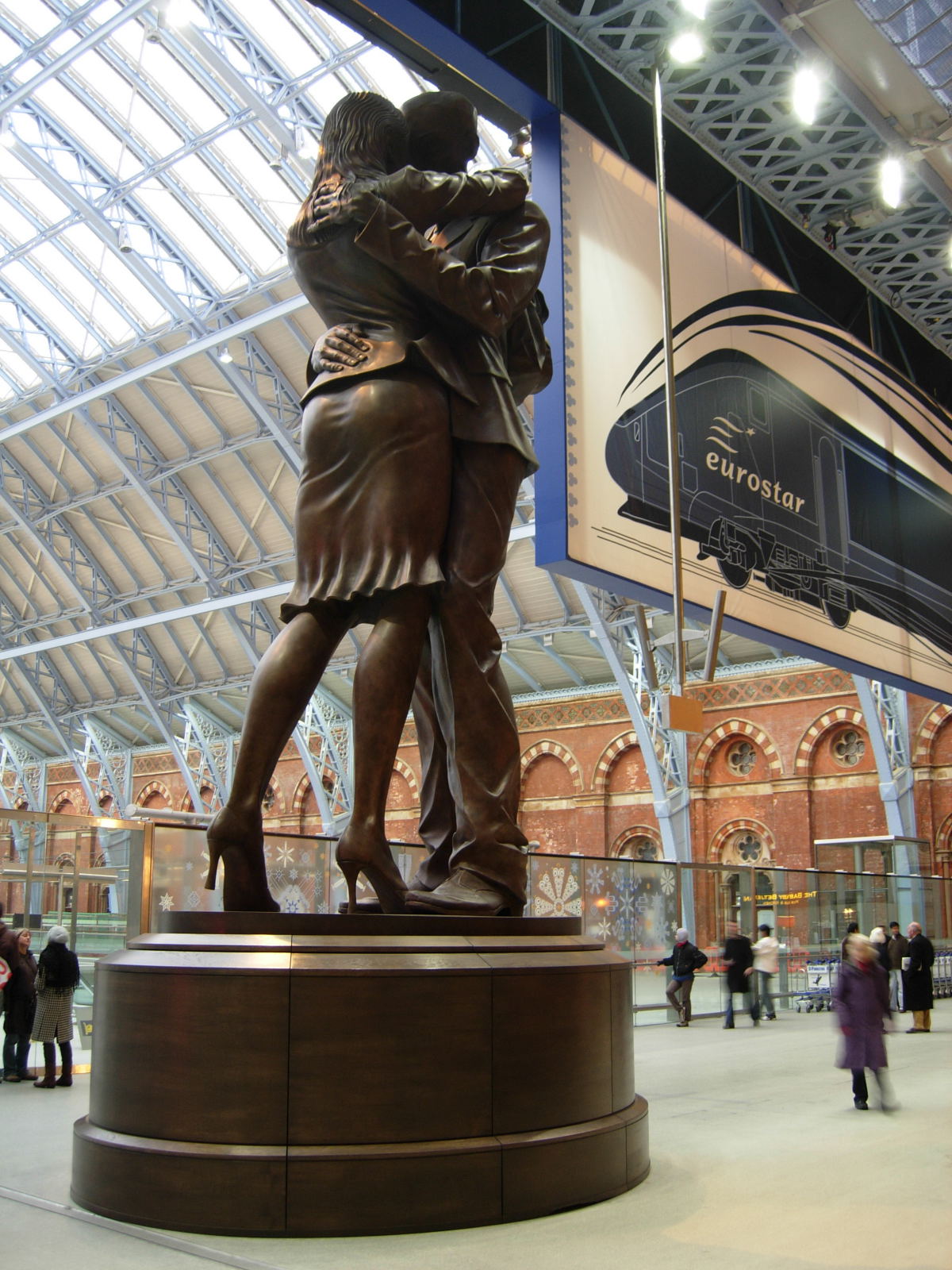 The_Meeting_statue_at_St_Pancras_Station