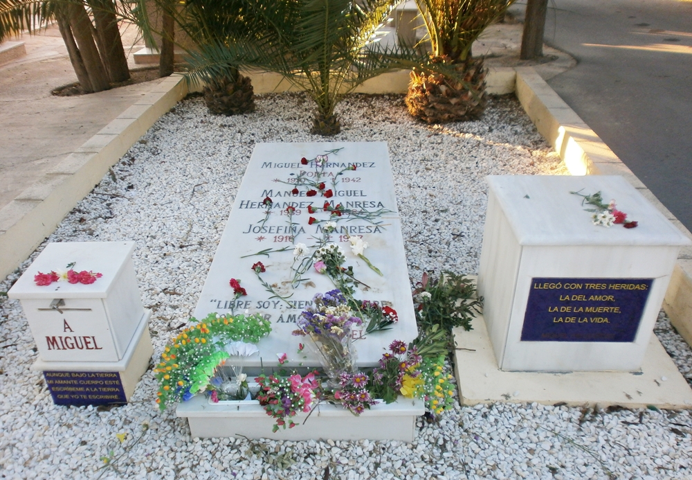 Tumba de Miguel Hernández en el cementerio de Alicante, España