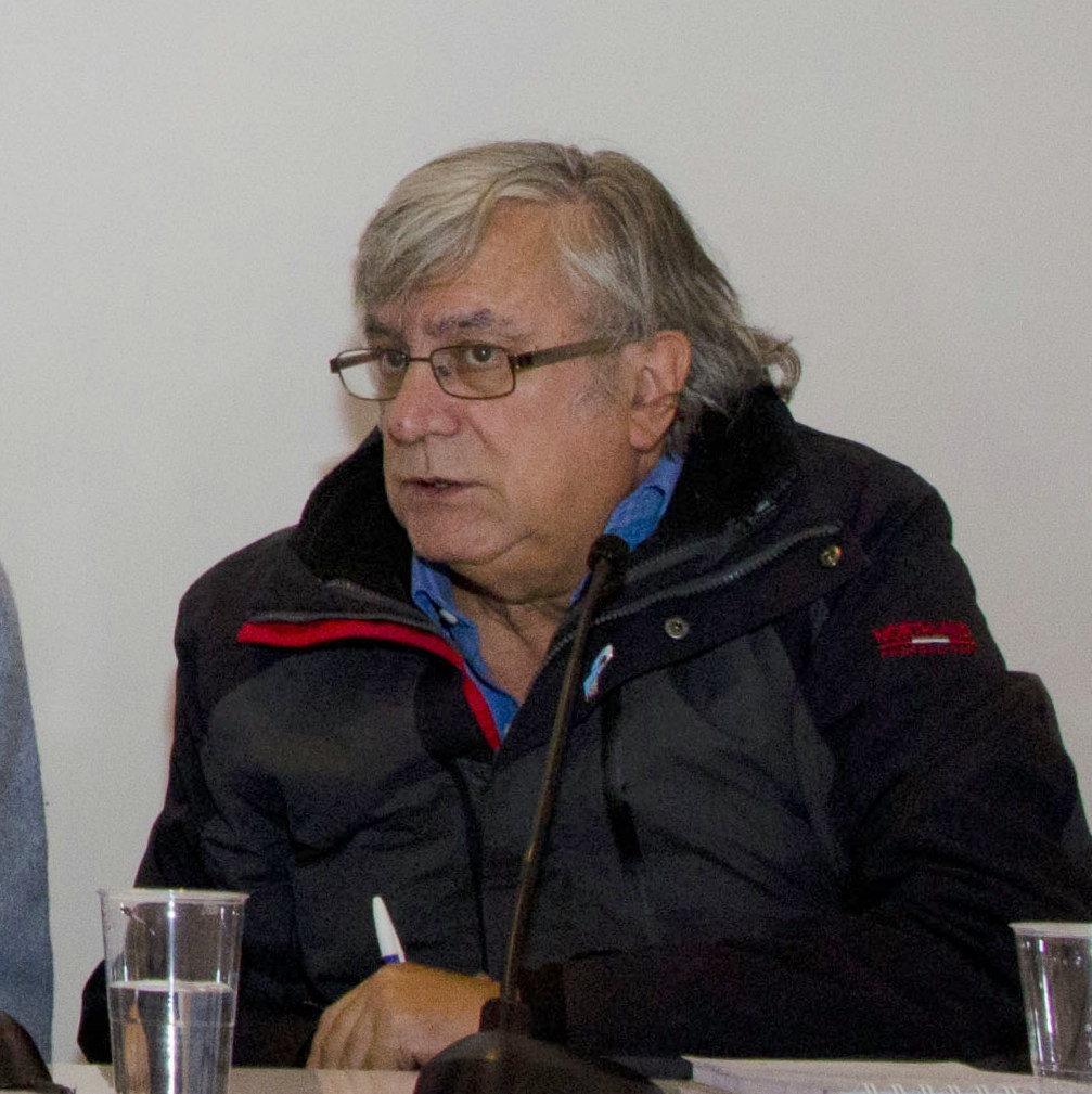 Vicente Muleiro modera la mesa "Poesía argentina", en la que participaron las escritoras Luisa Futoransky, Diana Bellesi y Silvia Baron Supervielle, en el Salón del Libro; París, 23 de marzo de 2014.