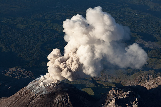 File:Volcan Santiaguito eruption 2009.jpg