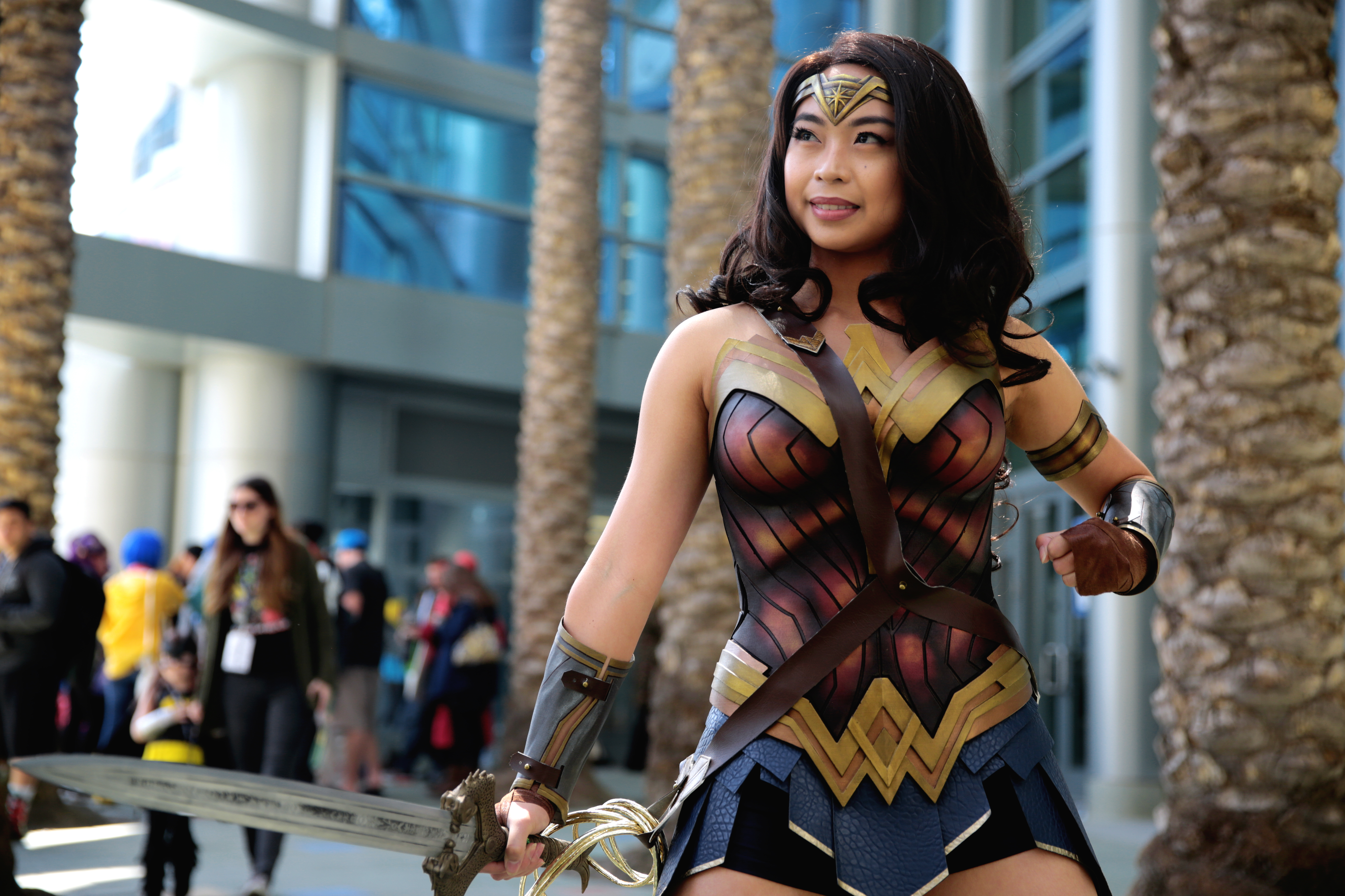 Wonder Woman cosplayer (40216477025).jpg. 