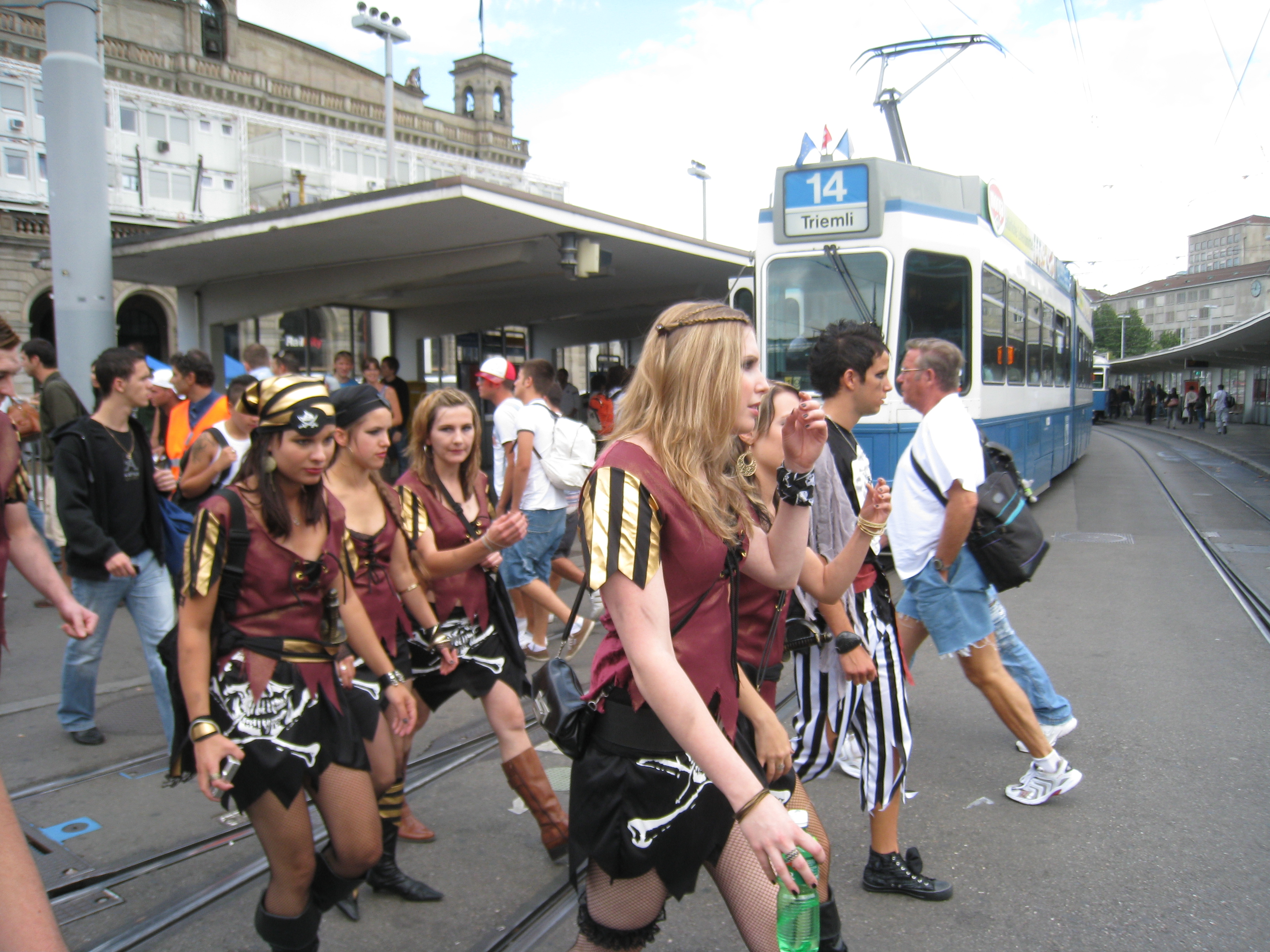 Have street parades. Уличные парады девушки. Устраивать уличные парады. Street Parade. В какие праздники устраивают уличные парады.