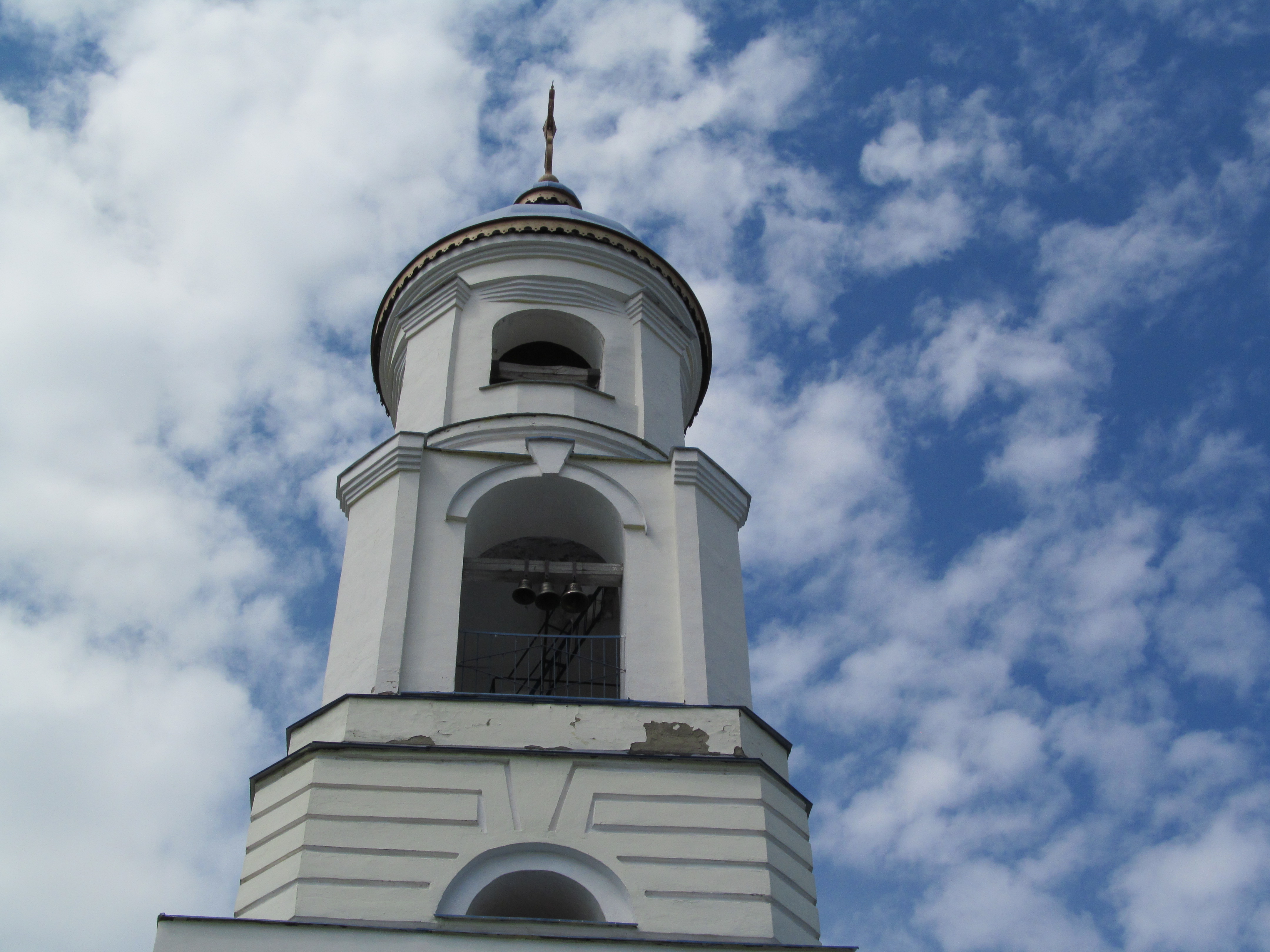 Памятник Дмитрию Солунскому (Камышин). Крестовоздвиженский храм на Каменке.