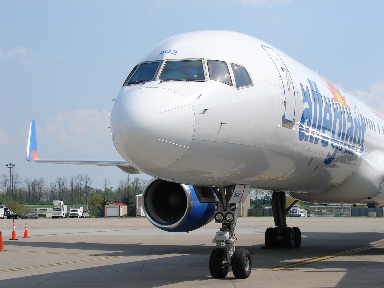 Allegiant air 757! (7032160257).jpg