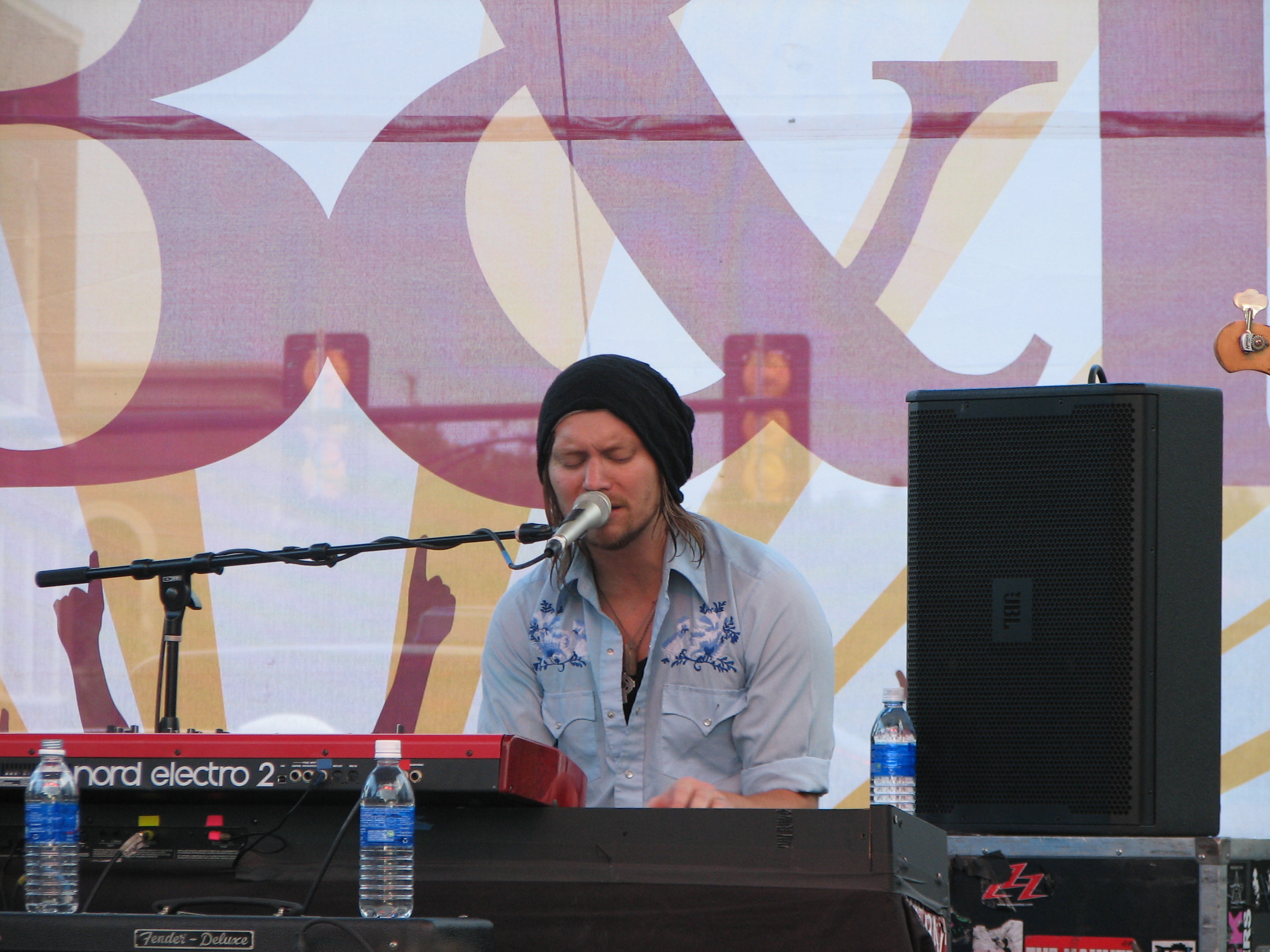 Bear Rinehart, lead singer of Needtobreathe, singing and playing keyboards 12 October 2008.jpg