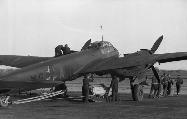File:Bundesarchiv Bild 101I-356-1805-24A, Frankreich, Flugzeug Ju 88.jpg