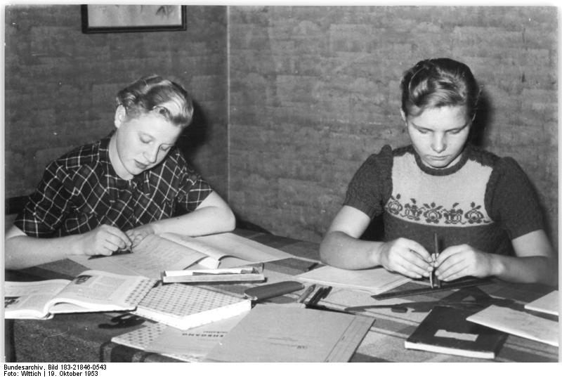 File:Bundesarchiv Bild 183-21846-0543, Erfurt, Antrag Jugendlicher auf SED-Parteimitgliedschaft.jpg