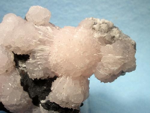 File:Calcite-Manganite-240257.jpg