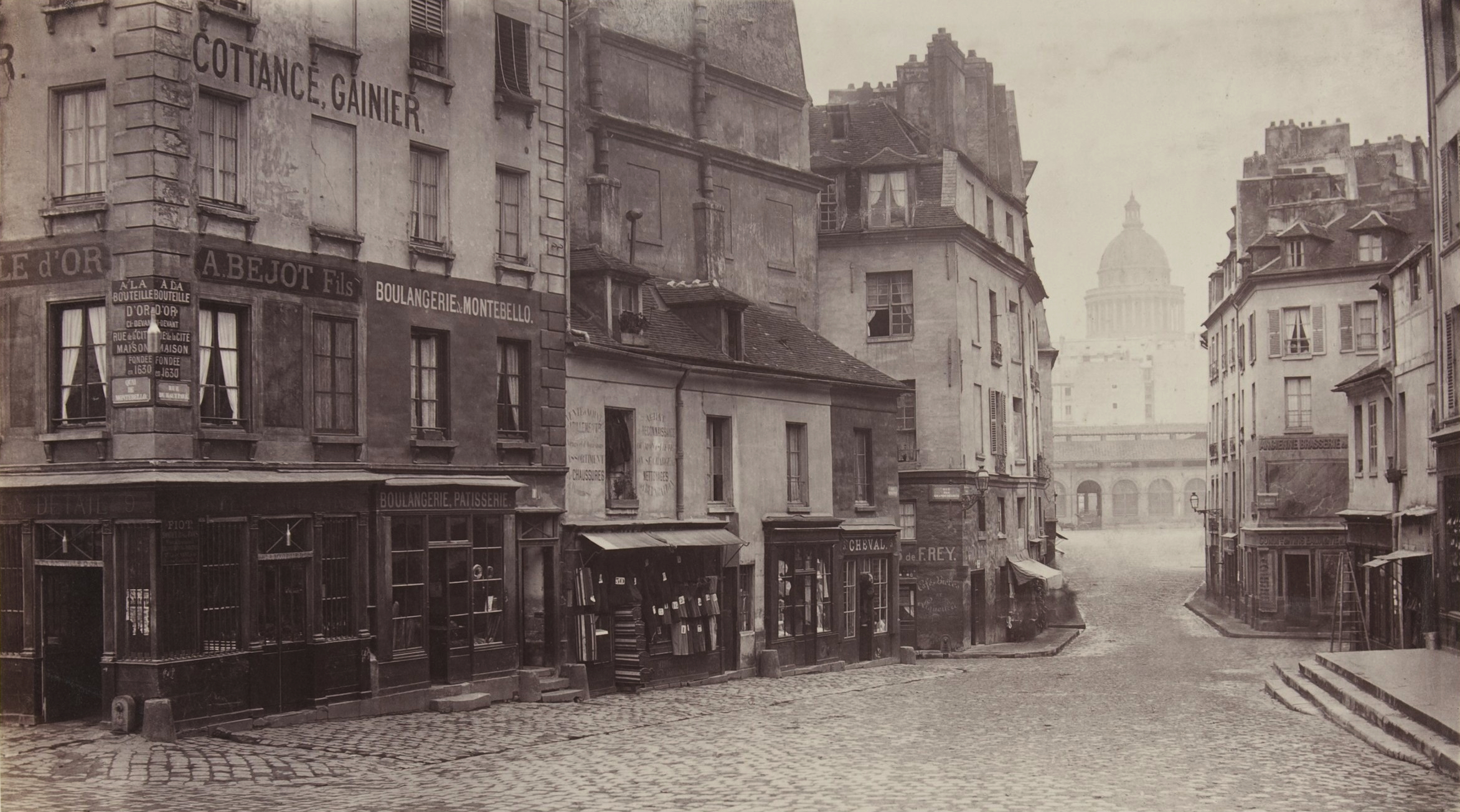 File:Avenue Montaigne, Paris, France - panoramio (8).jpg - Wikimedia Commons