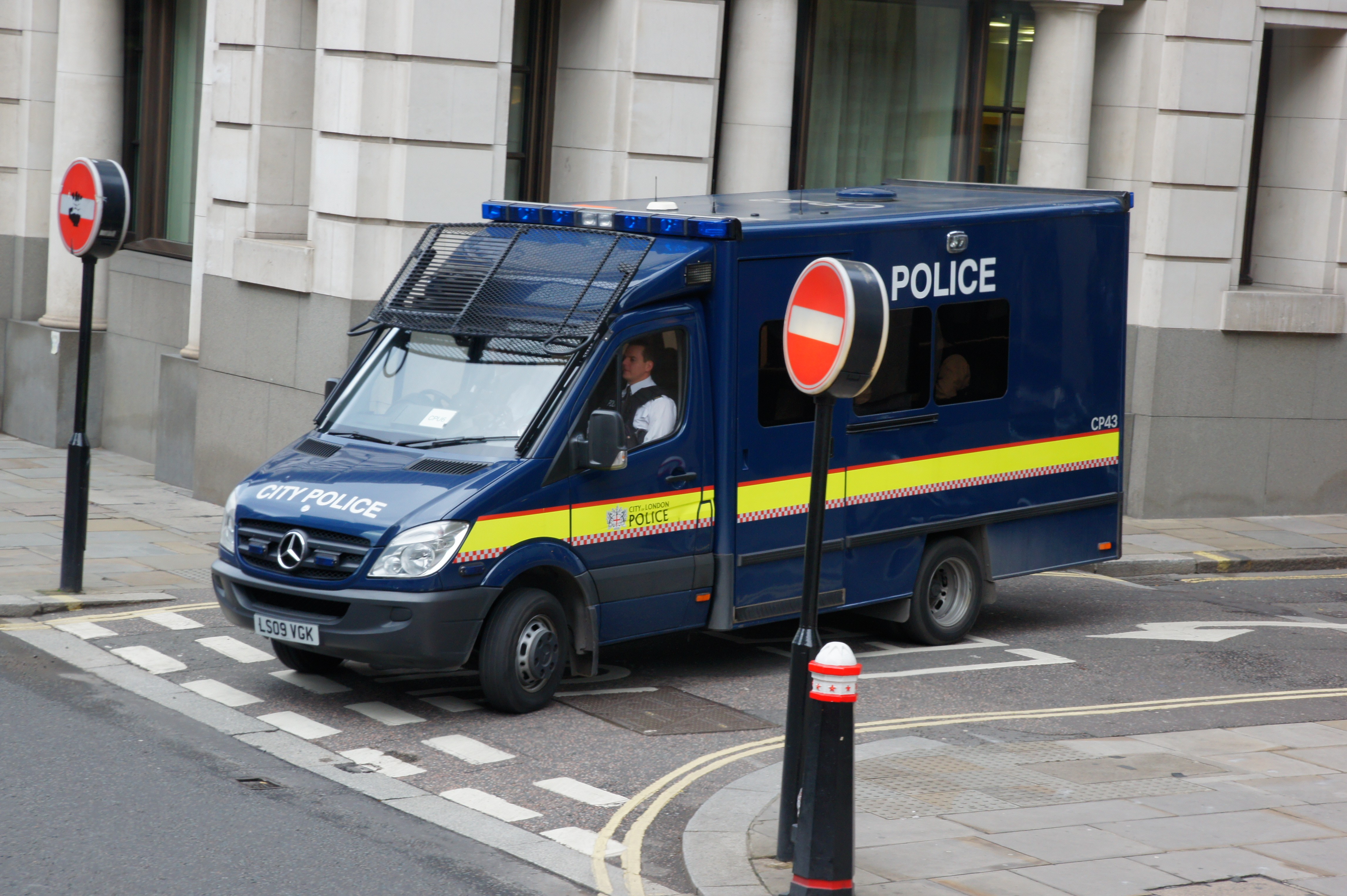 City of London Police LS09 VGK, 23 October 2013.jpg