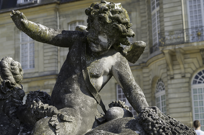 File:Détail statue au Château de Champs.jpg