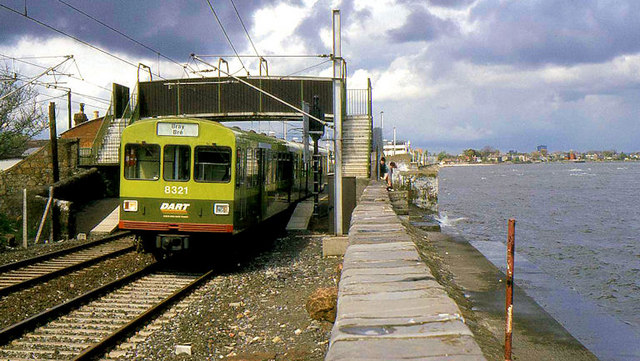 File:DART train at Booterstown - geograph.org.uk - 2305189.jpg