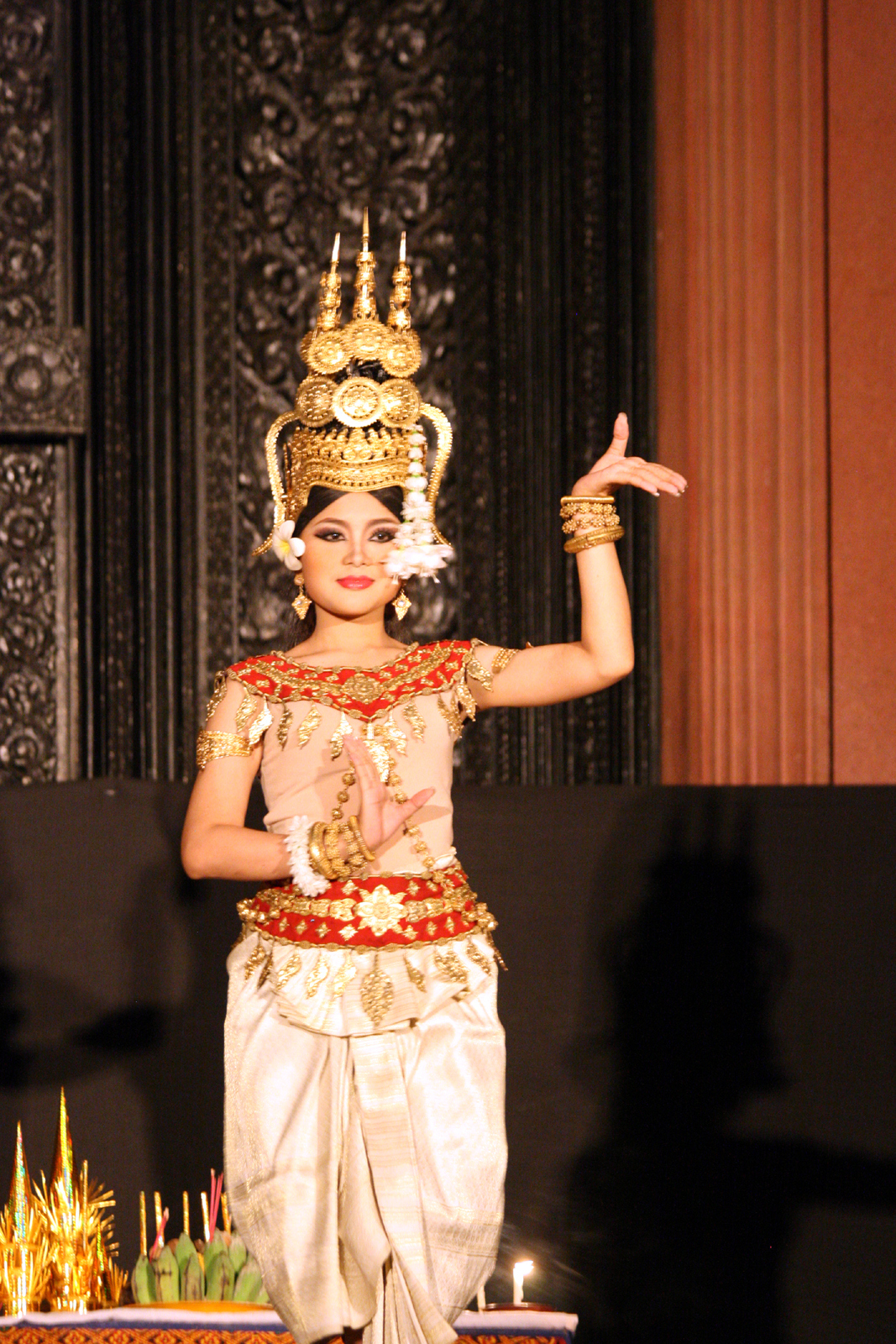 Vẻ đẹp tuyệt vời và đầy uyển chuyển của những vũ nữ Apsara thương cảm hút hồn bất kì ai đã từng xem qua hình ảnh của họ. Với bộ trang phục lộng lẫy, nhưng lại tỉ mỉ tinh tế và quyến rũ, họ mang lại sức hấp dẫn triệu chứng cho văn hóa Campuchia.