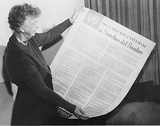 Eleanor Roosevelt and United Nations Universal Declaration of Human Rights in Spanish text.