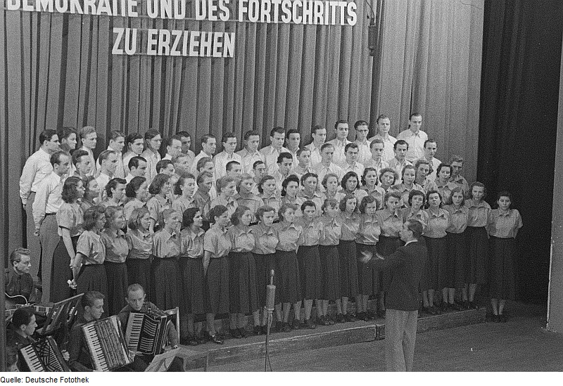 File:Fotothek df roe-neg 0006243 022 Auftritt eines Studentenchors und Musikensembles.jpg