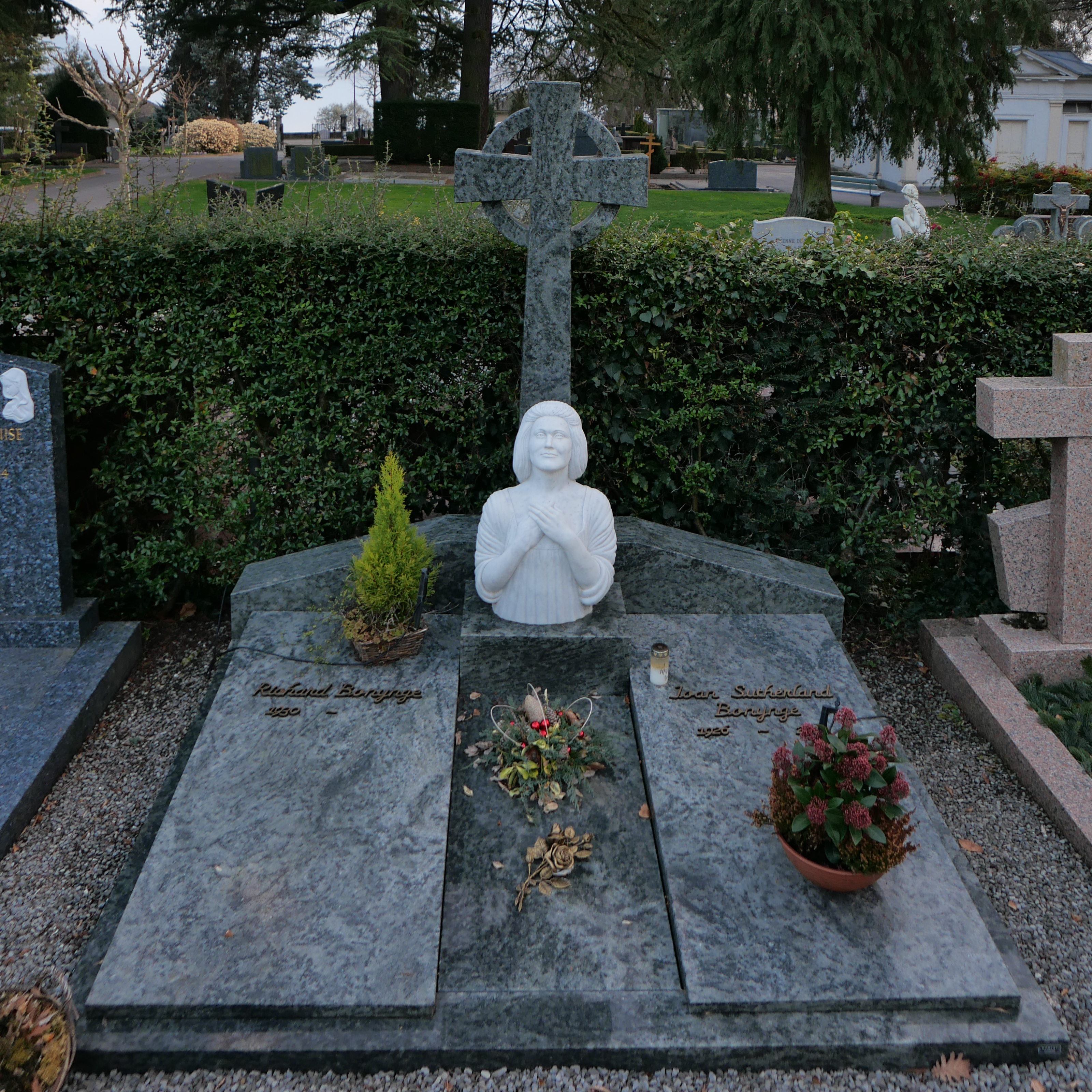 Túmulo de Sutherland (à direita) com um busto dela no cemitério de Clarens, no cantão suíço de [[Vaud