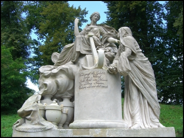 File:Hohenzieritz-Denkmal01.jpg