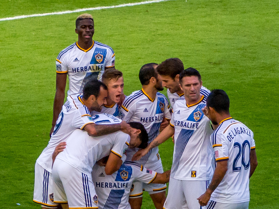 File:LA Galaxy players celebrate.jpg - Wikimedia Commons