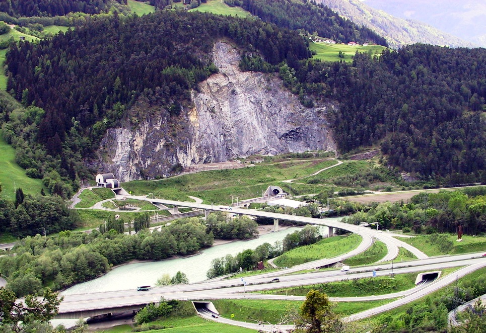 Einfahrt von der Autobahn in den Landecker Tunnel, 