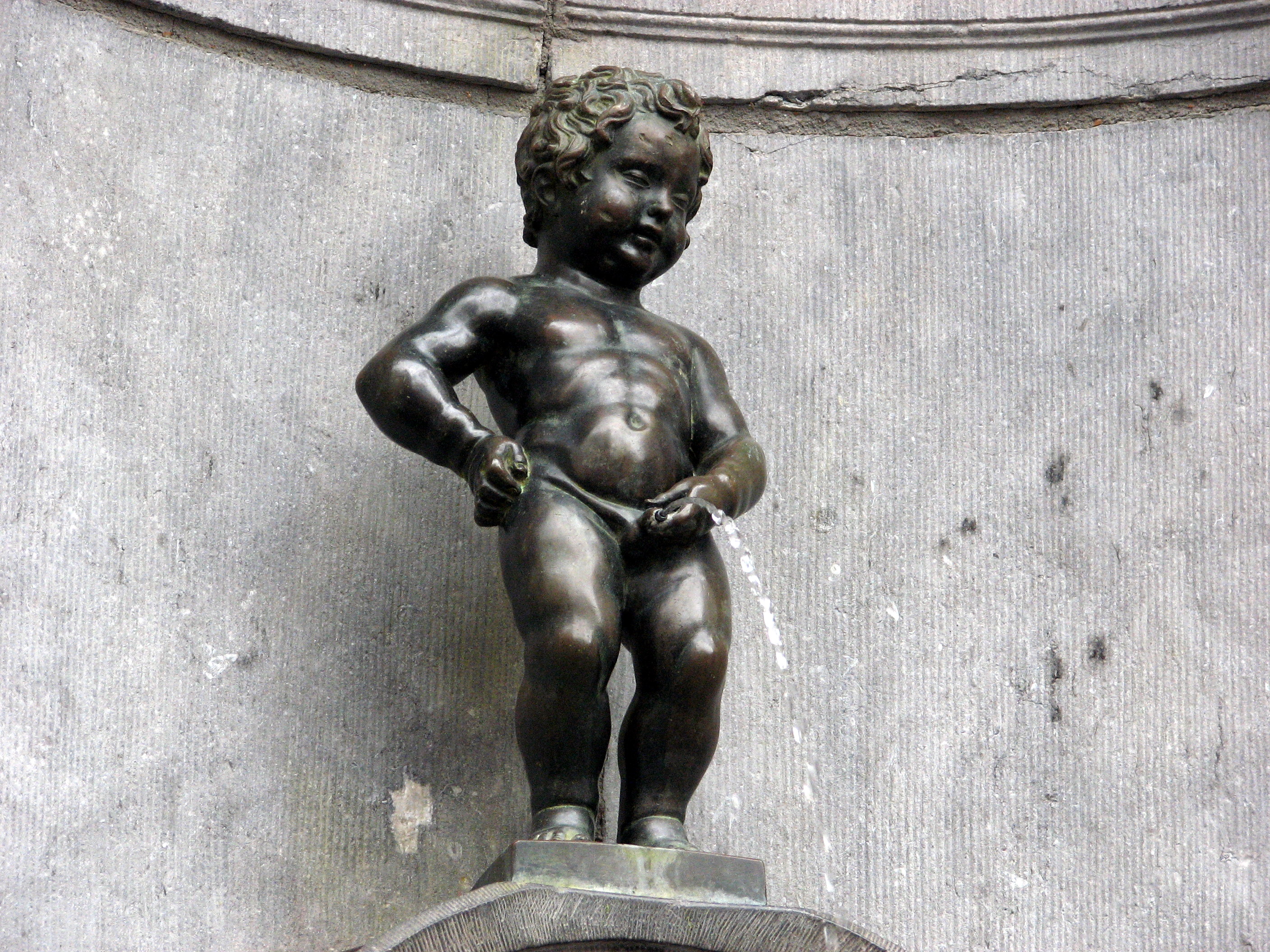 https://upload.wikimedia.org/wikipedia/commons/d/d4/Manneken_Pis_Brussel.jpg