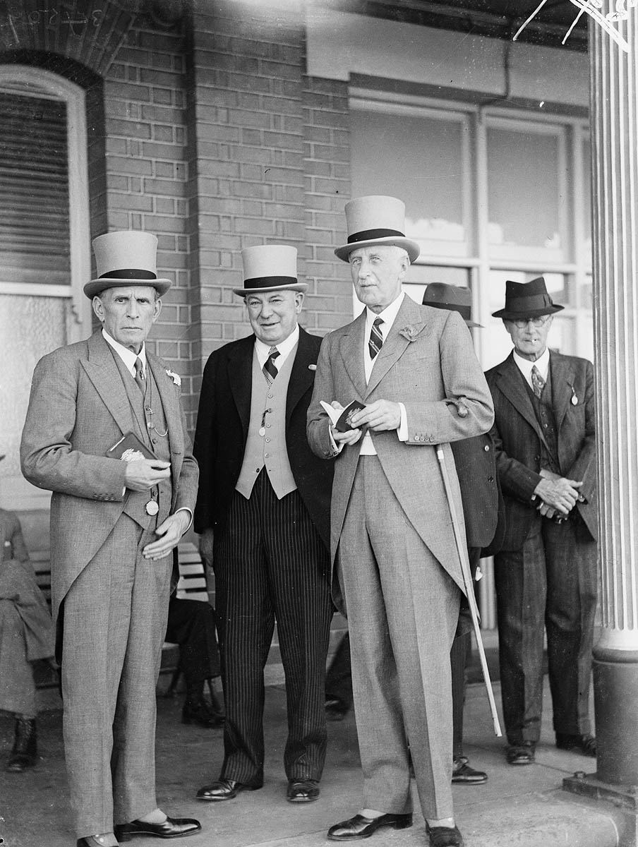 http://upload.wikimedia.org/wikipedia/commons/d/d4/Men's_and_women's_fashion,_Sydney_Cup,_Randwick,_1937,_March_1937_Sam_Hood.jpg