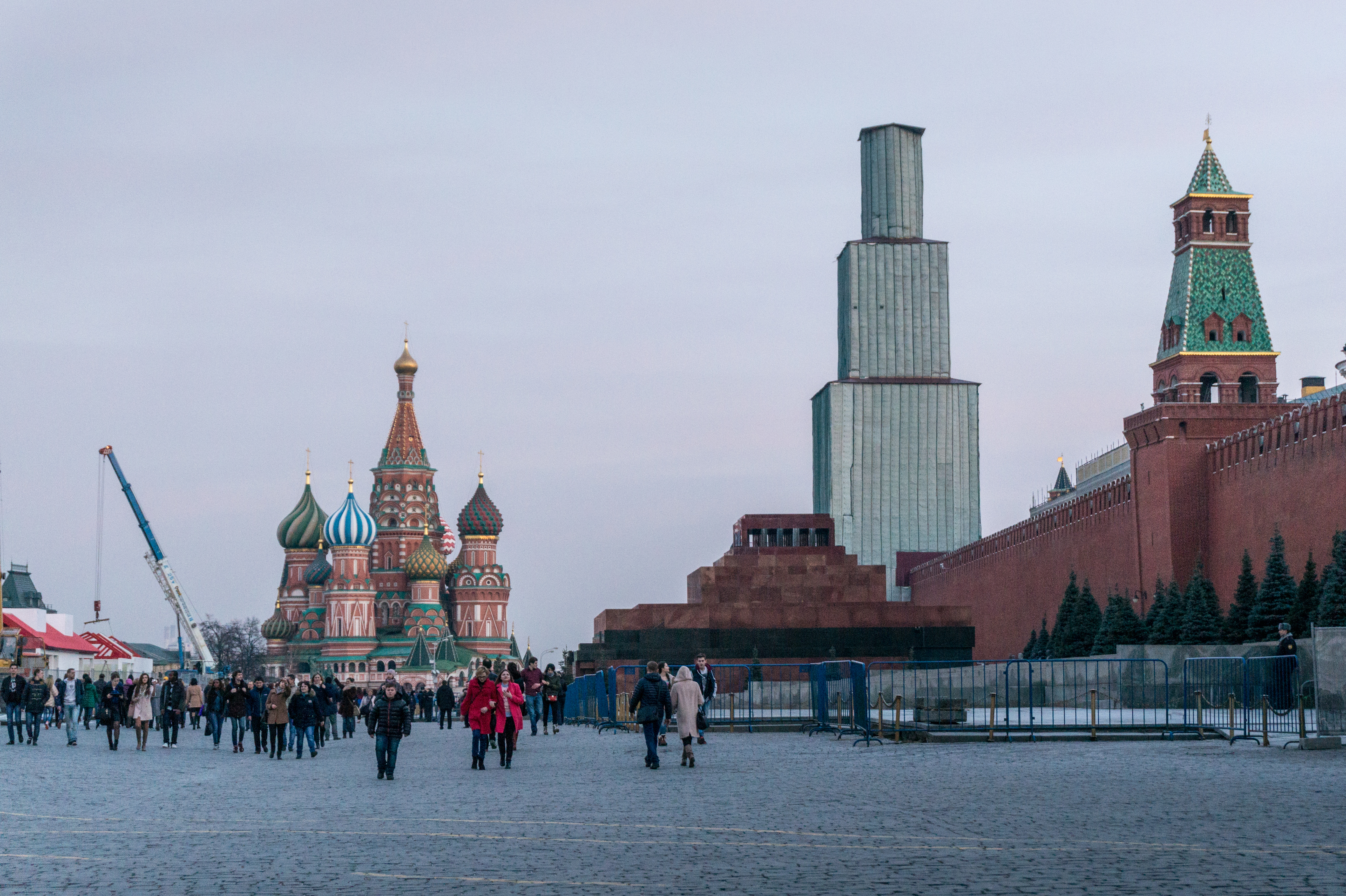 Красная площадь 2000. Красная площадь Екатеринбург. Симметрия красная площадь. Острова красная площадь.