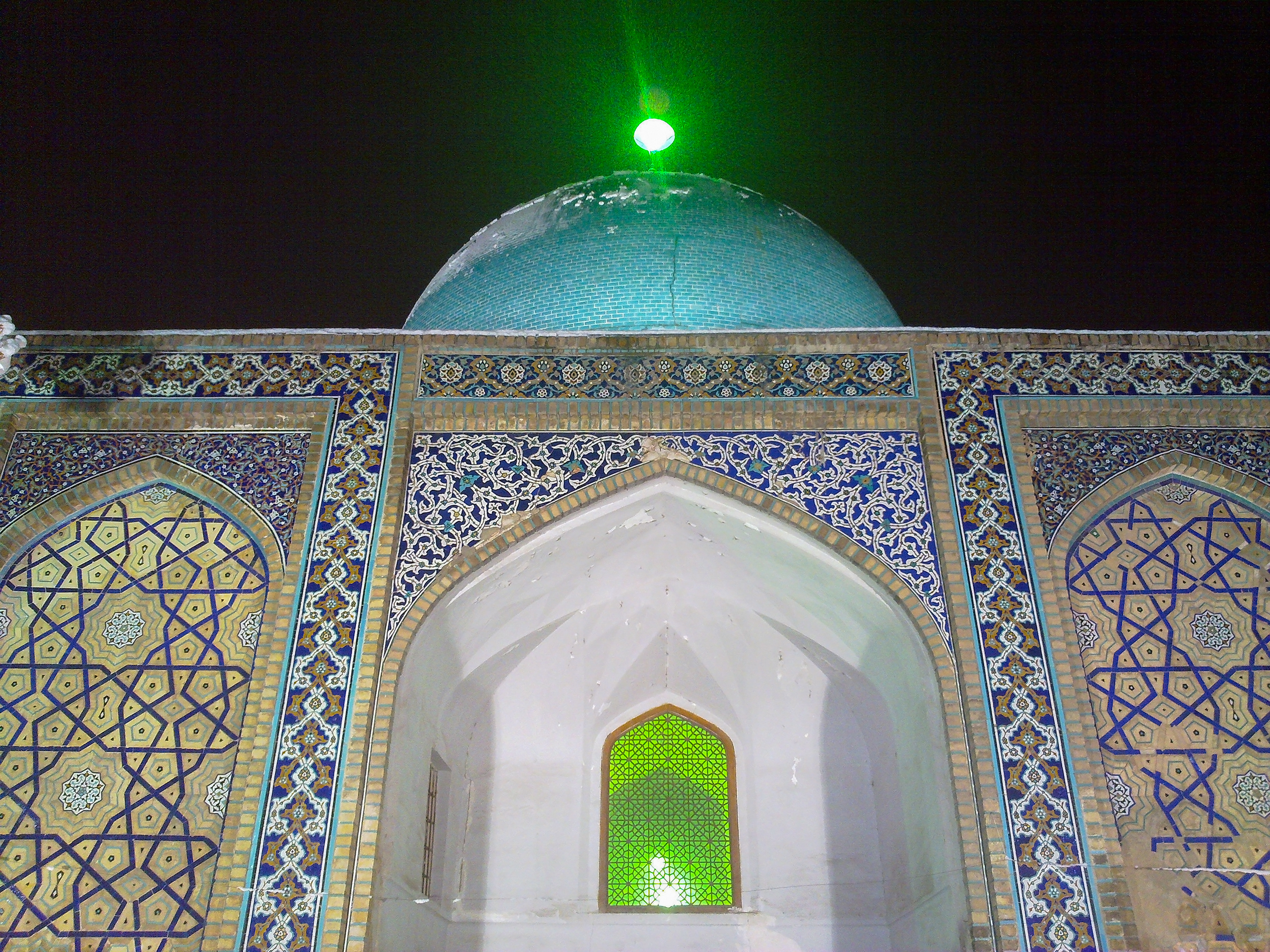 thờ và nơi mai táng thủ lĩnh Hồi giáo Imam Reza, một nơi được cộng đồng Hồi giáo Shia xem là một trong những thánh địa linh thiêng nhất, thu hút người