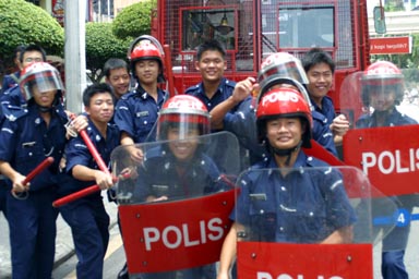 File:Remaja Kadet Polis ini menggayakan peralatan FRU.jpg - Wikimedia ...