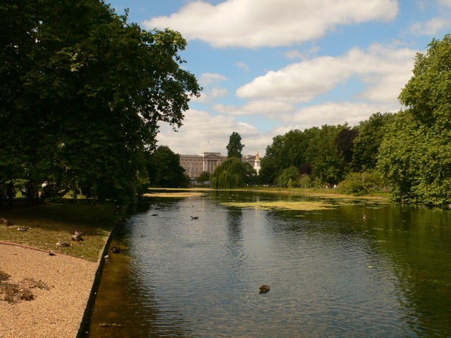 File:St James's Park lake - geograph.org.uk - 913327.jpg