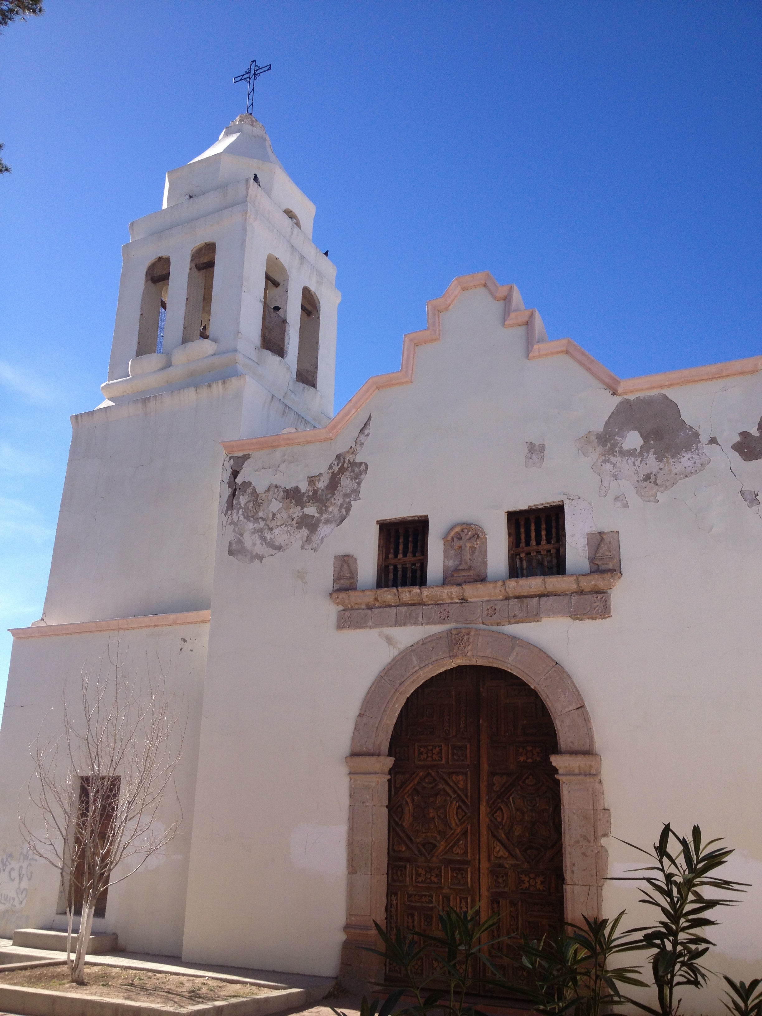 https://upload.wikimedia.org/wikipedia/commons/d/d4/Templo_de_San_Carlos%2C_Aldama%2C_Chihuahua_-_2013_-_01.JPG