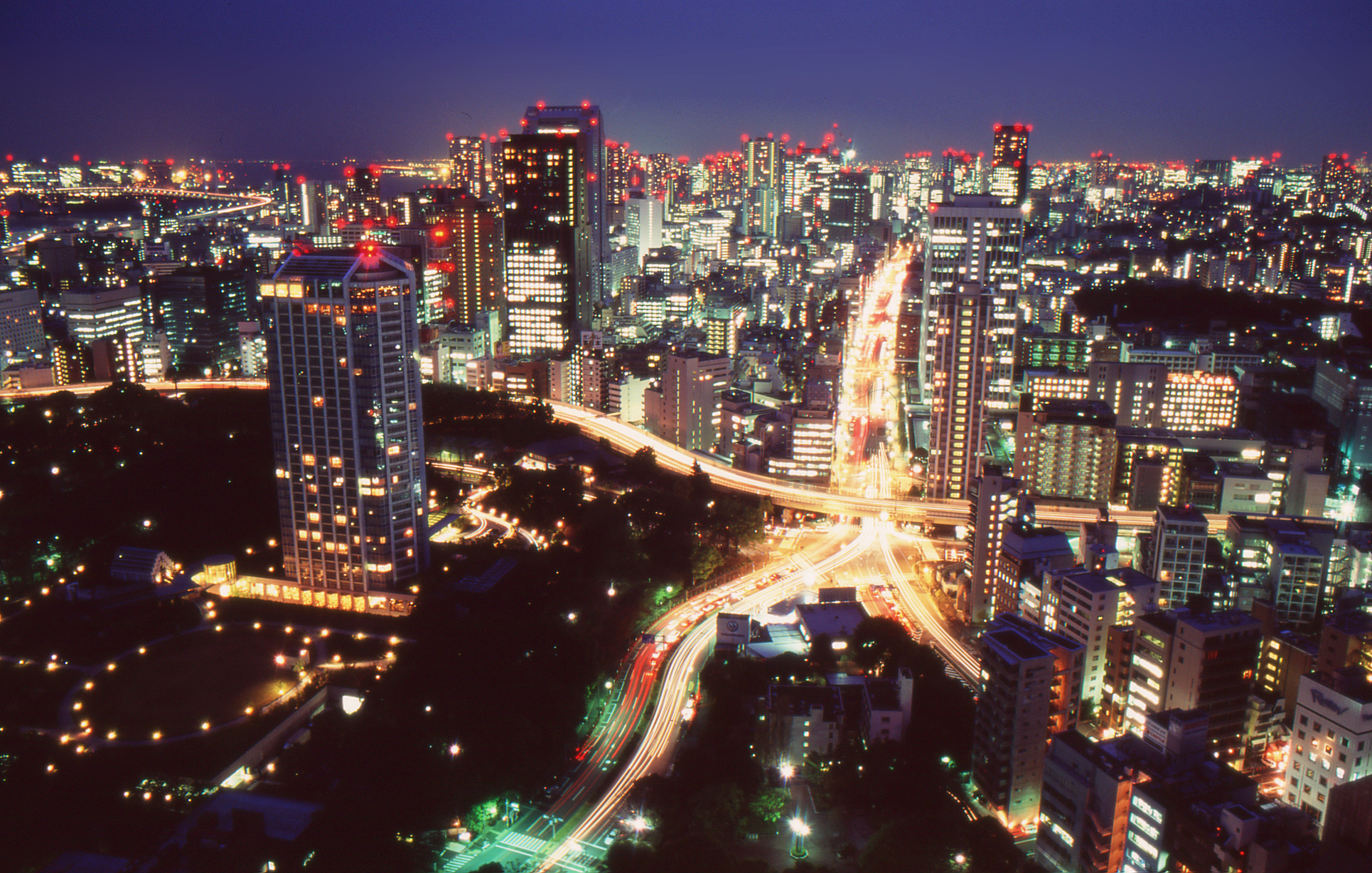 https://upload.wikimedia.org/wikipedia/commons/d/d4/Tokyo_by_night_2011.jpg