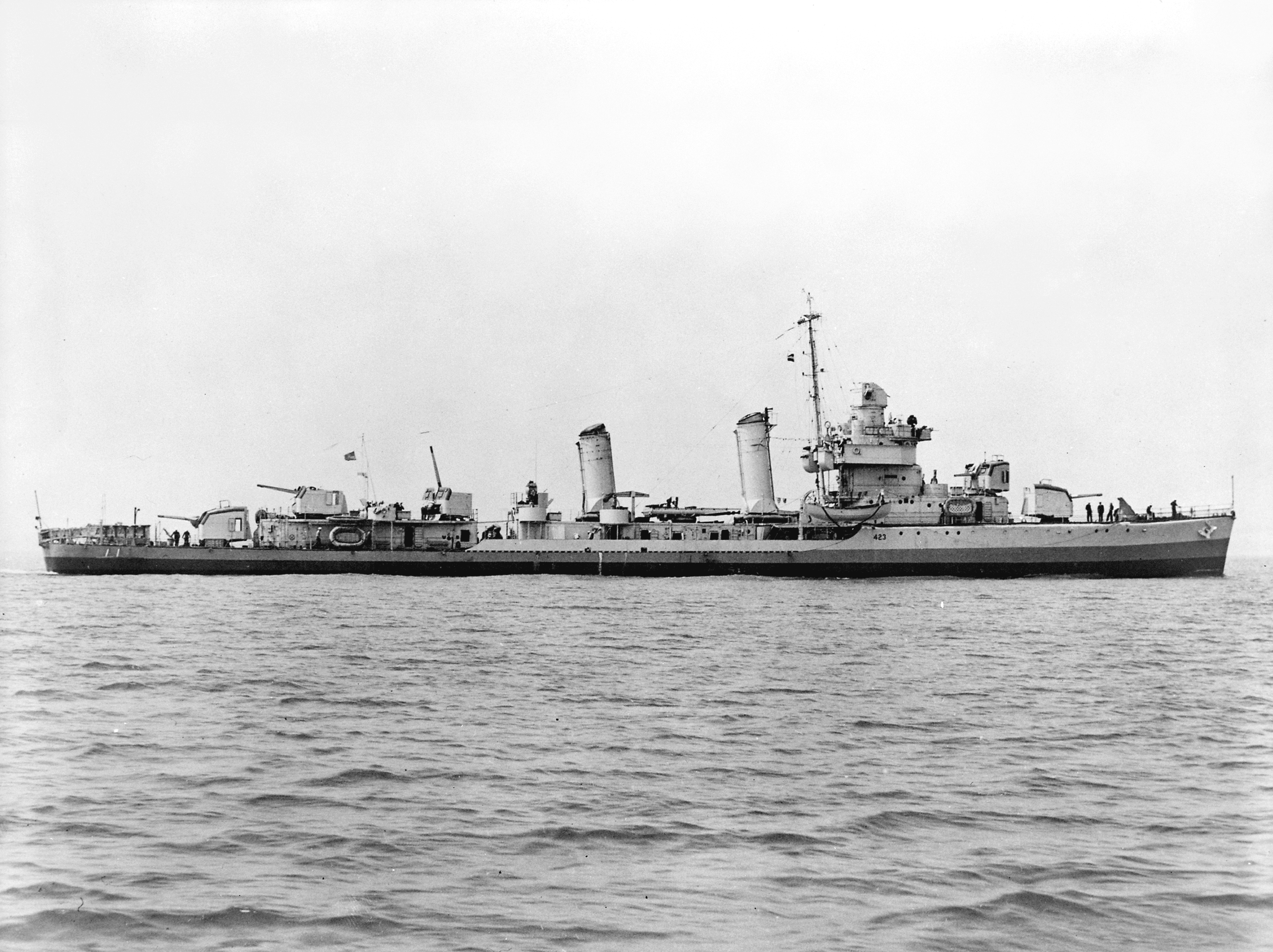 https://upload.wikimedia.org/wikipedia/commons/d/d4/USS_Gleaves_%28DD-423%29_underway_on_18_June_1941_%28513043%29.jpg