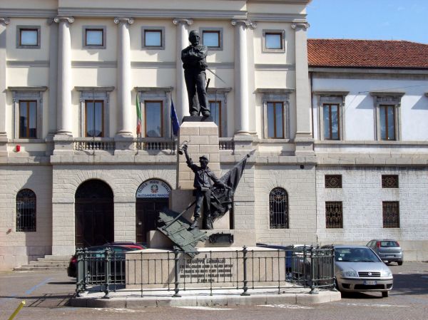 File:Udine-Monumento a Garibaldi.jpg