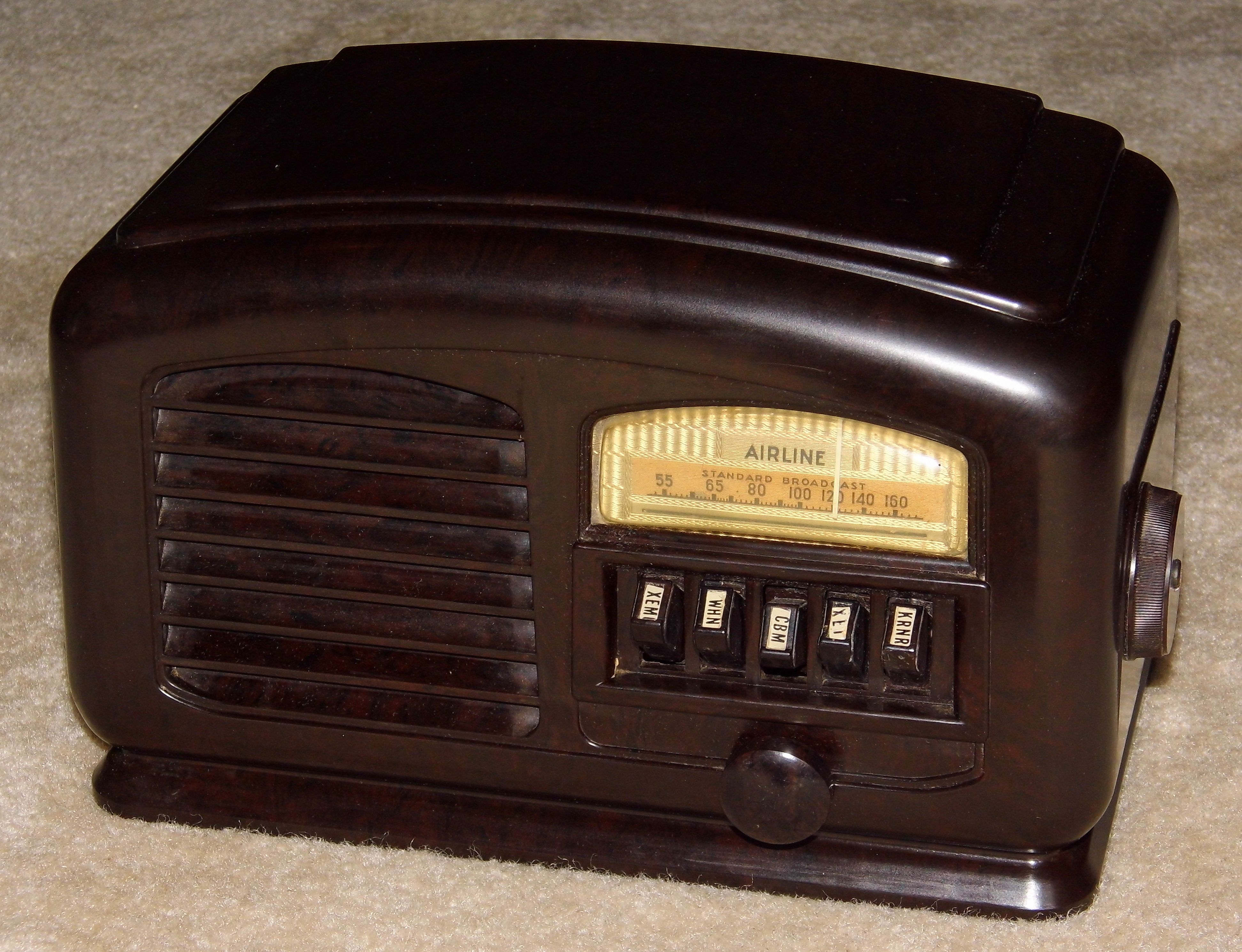 https://upload.wikimedia.org/wikipedia/commons/d/d4/Vintage_Wards_Airline_Push_Button_Table_Radio%2C_Deco_Style%2C_Model_04BR-513B%2C_5_Vacuum_Tubers%2C_AM_Band%2C_Circa_1941_%2814588620603%29.jpg