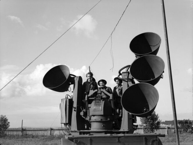 File:WAACs operating sound detector, 1944.jpg