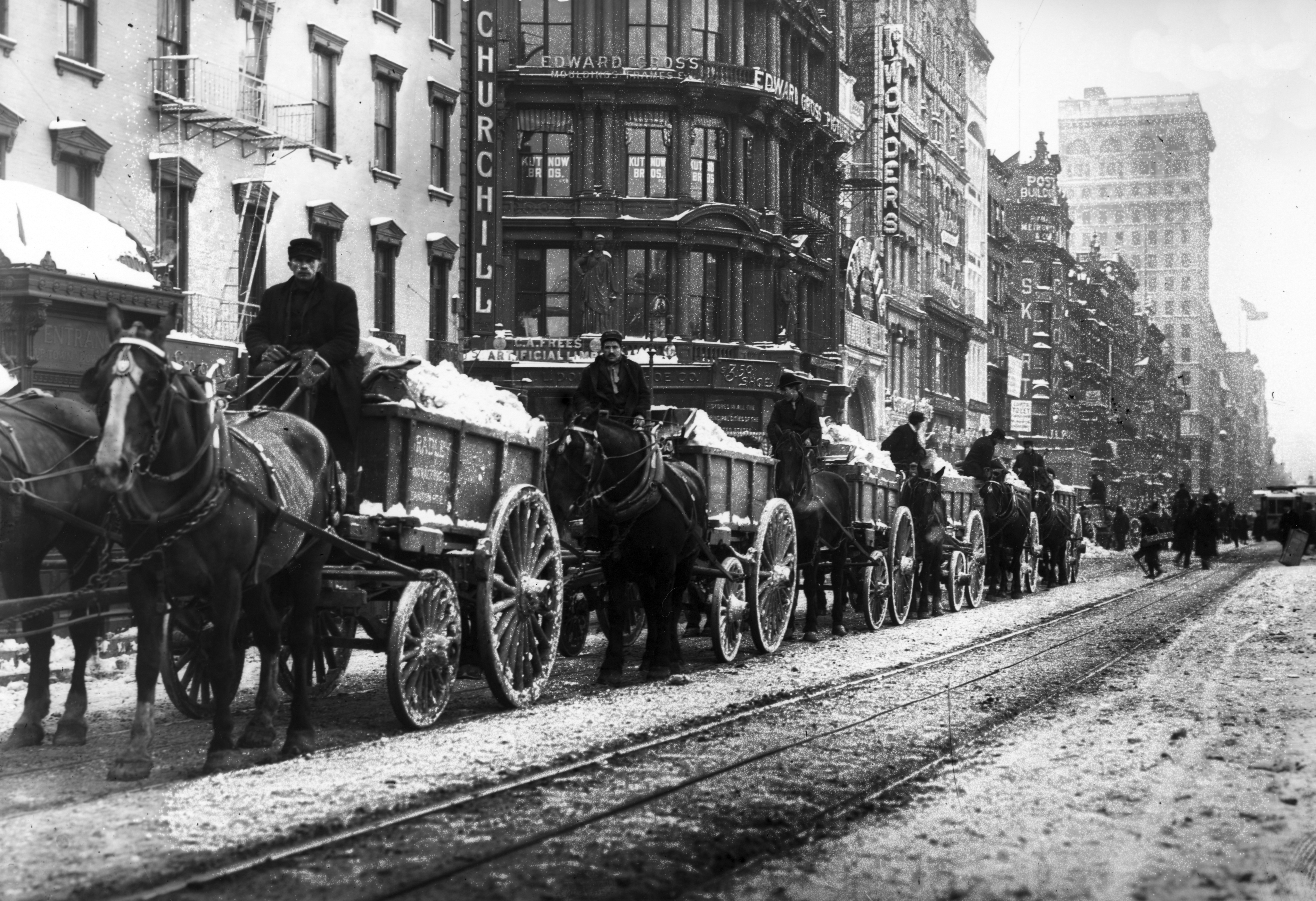 https://upload.wikimedia.org/wikipedia/commons/d/d4/Wagons_removing_snow_in_New_York_City%2C_1908.jpg